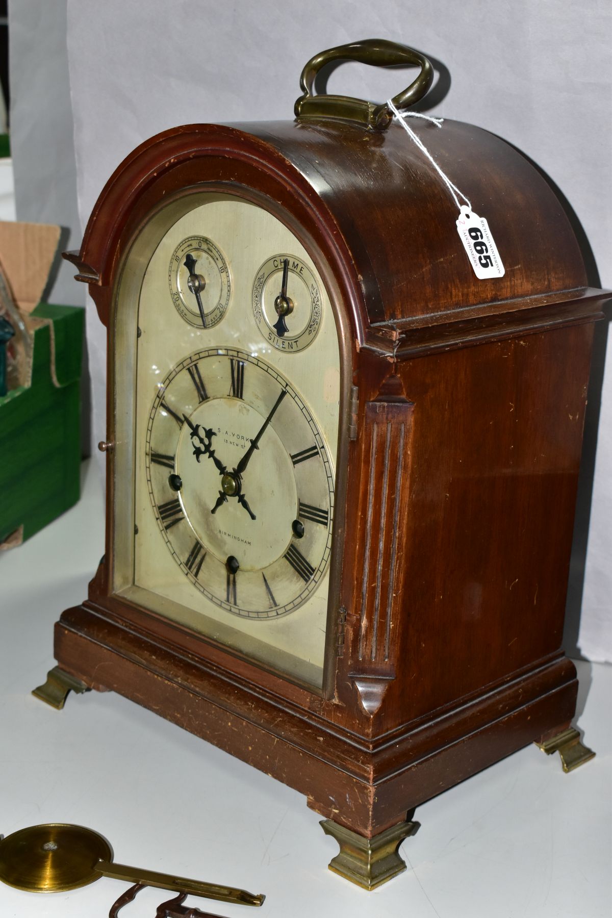 AN EARLY 20TH CENTURY MAHOGANY CASED DOME TOP CHIMING BRACKET CLOCK, hinged brass carrying handle to - Image 5 of 10