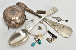 AN ASSORTMENT OF SILVER AND WHITE METAL ITEMS, to include an AF silver trinket box, of a circular