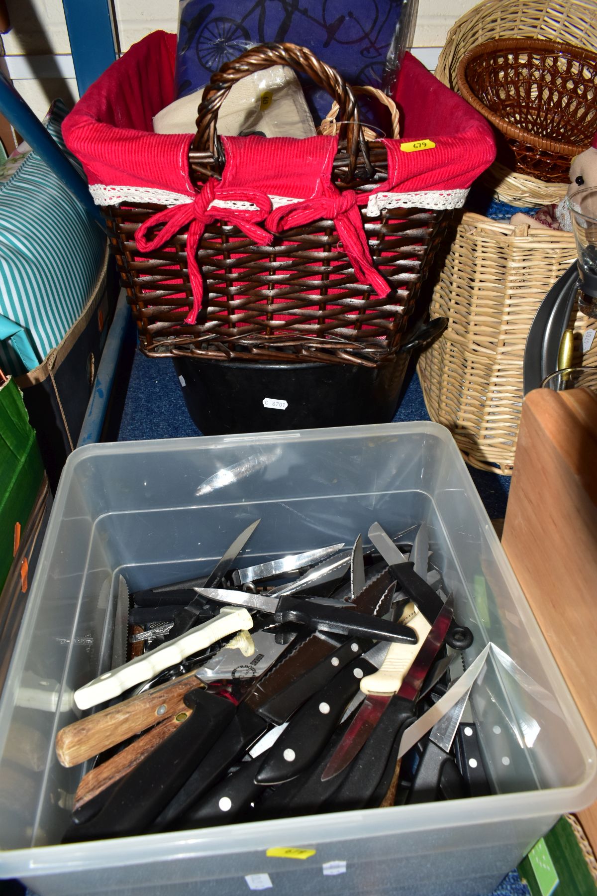 FOUR BOXES AND LOOSE LPS, CDS, WICKER BASKETS, LOOSE KITCHEN CUTLERY, METALWARE AND HOUSEHOLD - Image 8 of 14