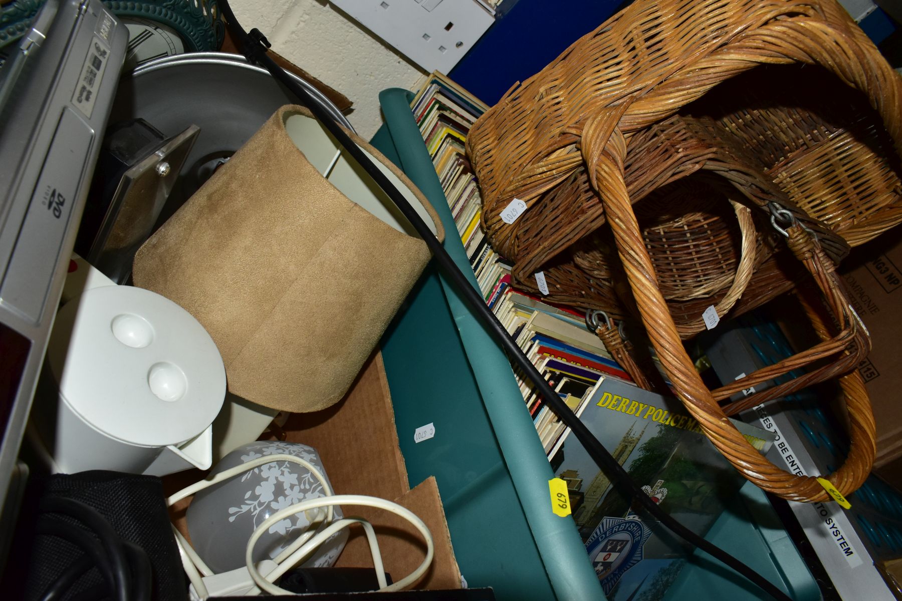 FOUR BOXES AND LOOSE LPS, CDS, WICKER BASKETS, LOOSE KITCHEN CUTLERY, METALWARE AND HOUSEHOLD - Image 13 of 14