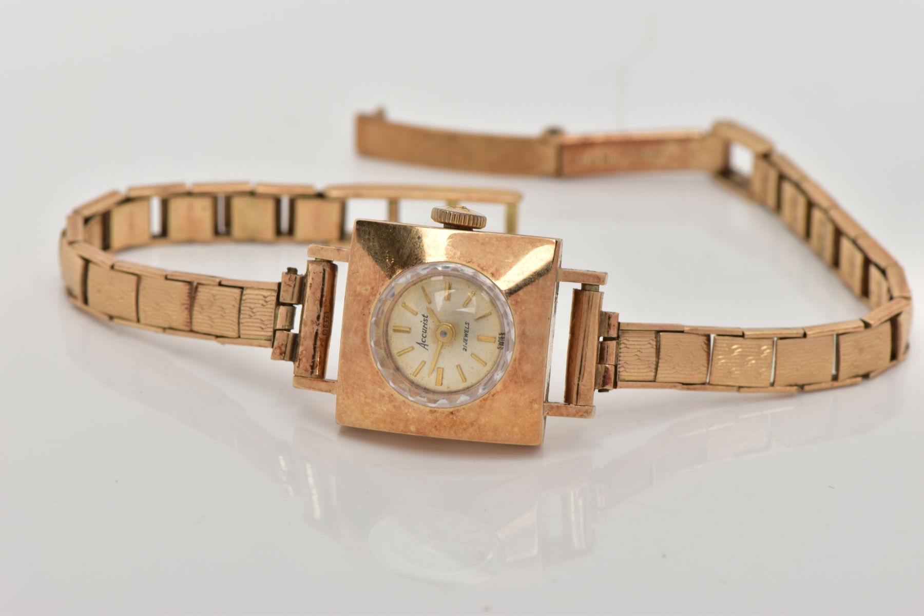 A LADYS 9CT GOLD 'ACCURIST' WRISTWATCH, hand wound movement, round gold dial signed 'Accurist, 21 - Image 4 of 6