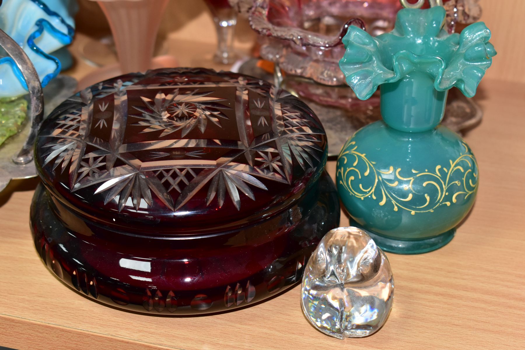 A COLLECTION OF DECORATIVE GLASS, to include a Wallace and Sanders vase with pulled swag design, - Image 3 of 11