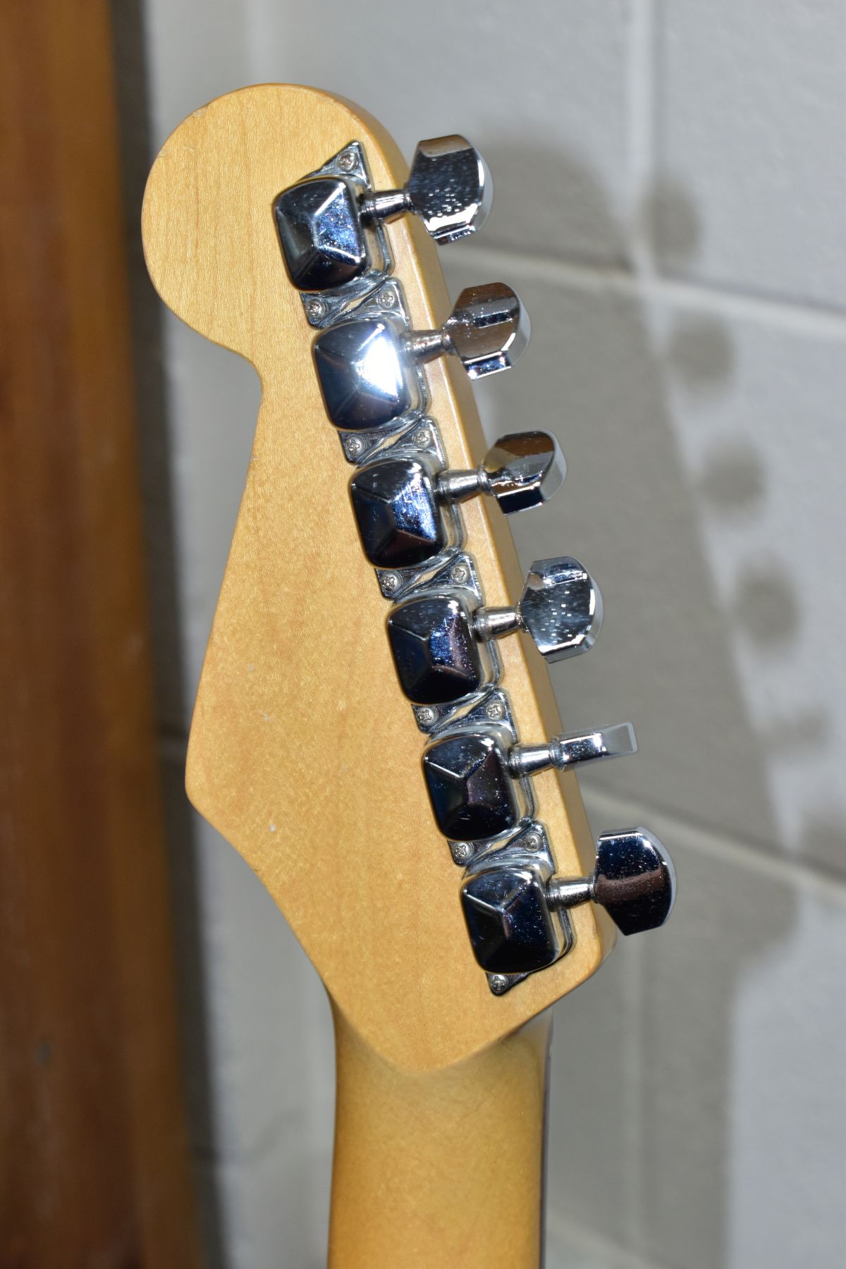 A SUNN MUSTANG ELECTRIC GUITAR, RED AND CREAM FINISH, serial number NC434622, made in China, - Image 5 of 8