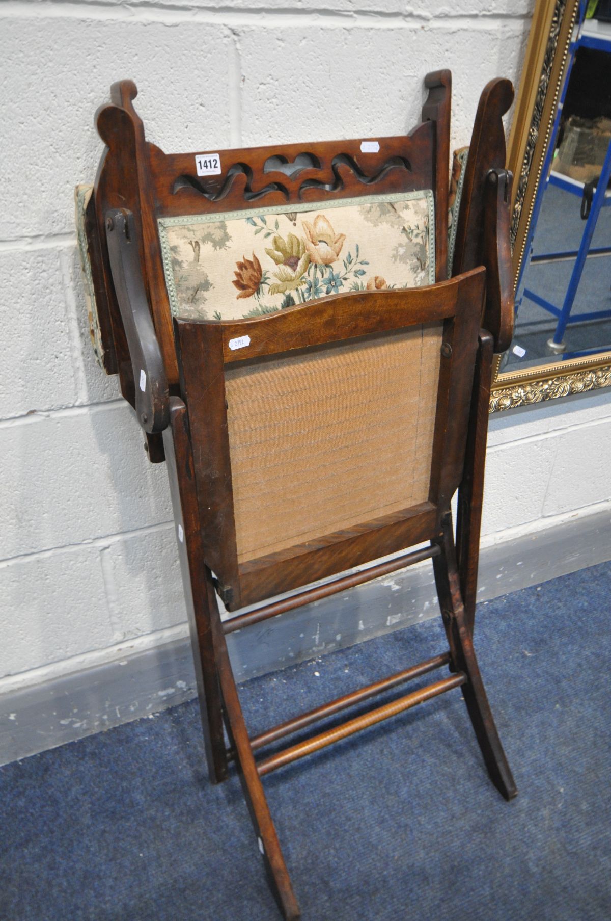 AN EARLY 20TH CENTURY BEECH FOLDING ARMCHAIR, with open armrests, along with a gilt wood bevelled - Bild 3 aus 4