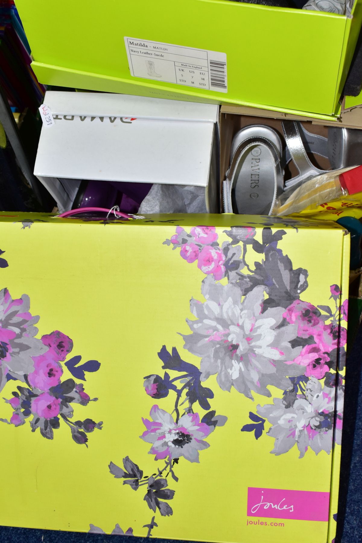 A BOXED PAIR OF UNUSED JOULES LADIES SIZE 5 WELLY BOOTS PRINTED WITH A FLORAL DESIGN, one with tag - Image 6 of 6