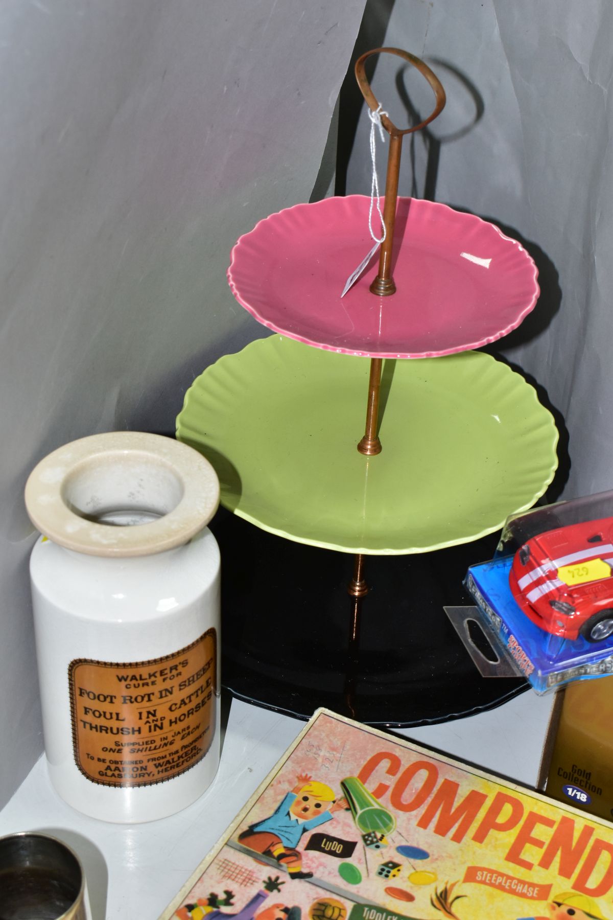 A GROUP OF POSTAL SCALES, DIECAST MODEL CARS, CERAMICS, METAL WARES AND MISCELLANEOUS ITEMS, to - Image 6 of 8