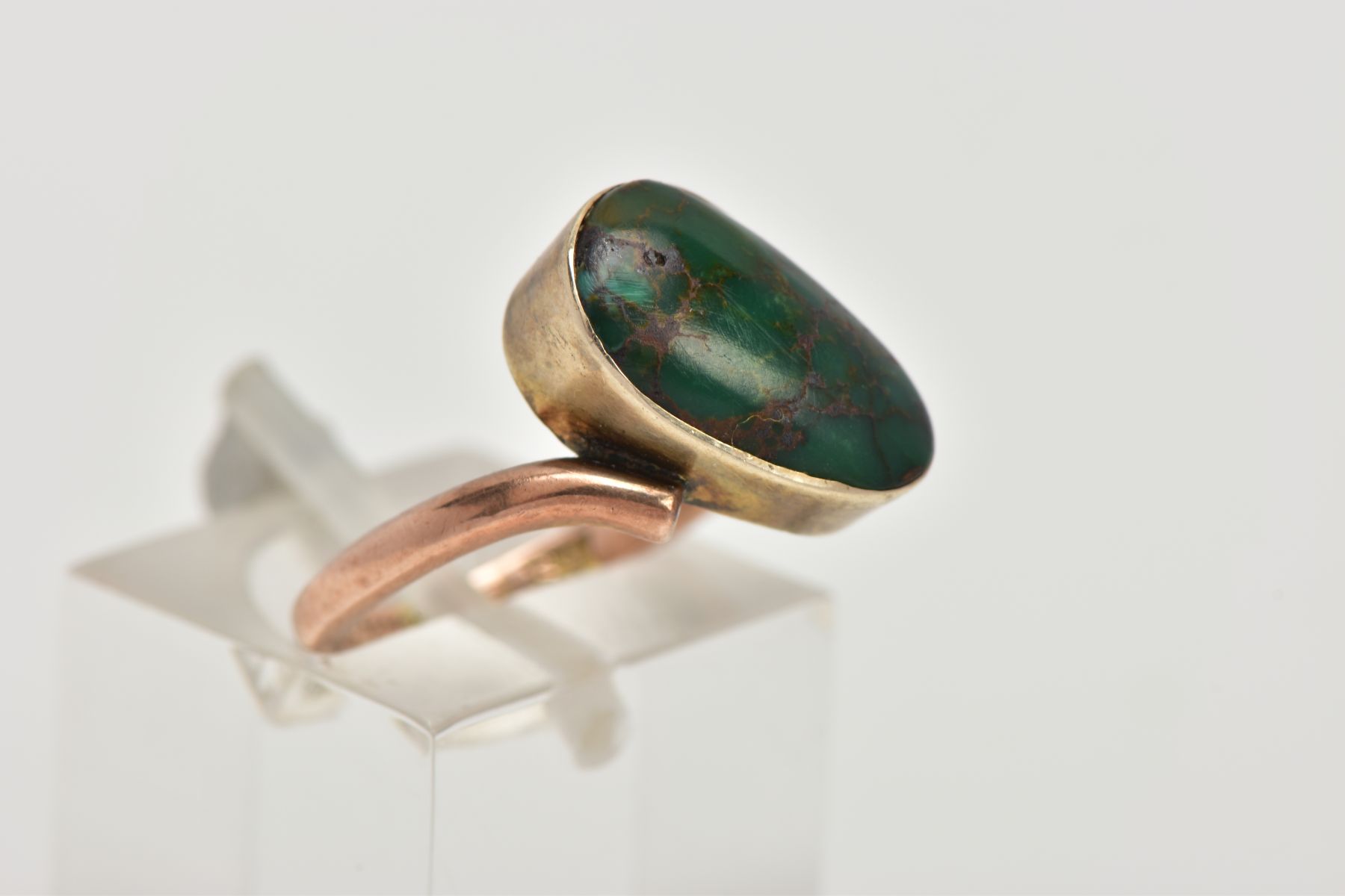 A YELLOW METAL TURQUOISE RING, set with an oval green turquoise cabochon, collet mounted, within - Image 4 of 4