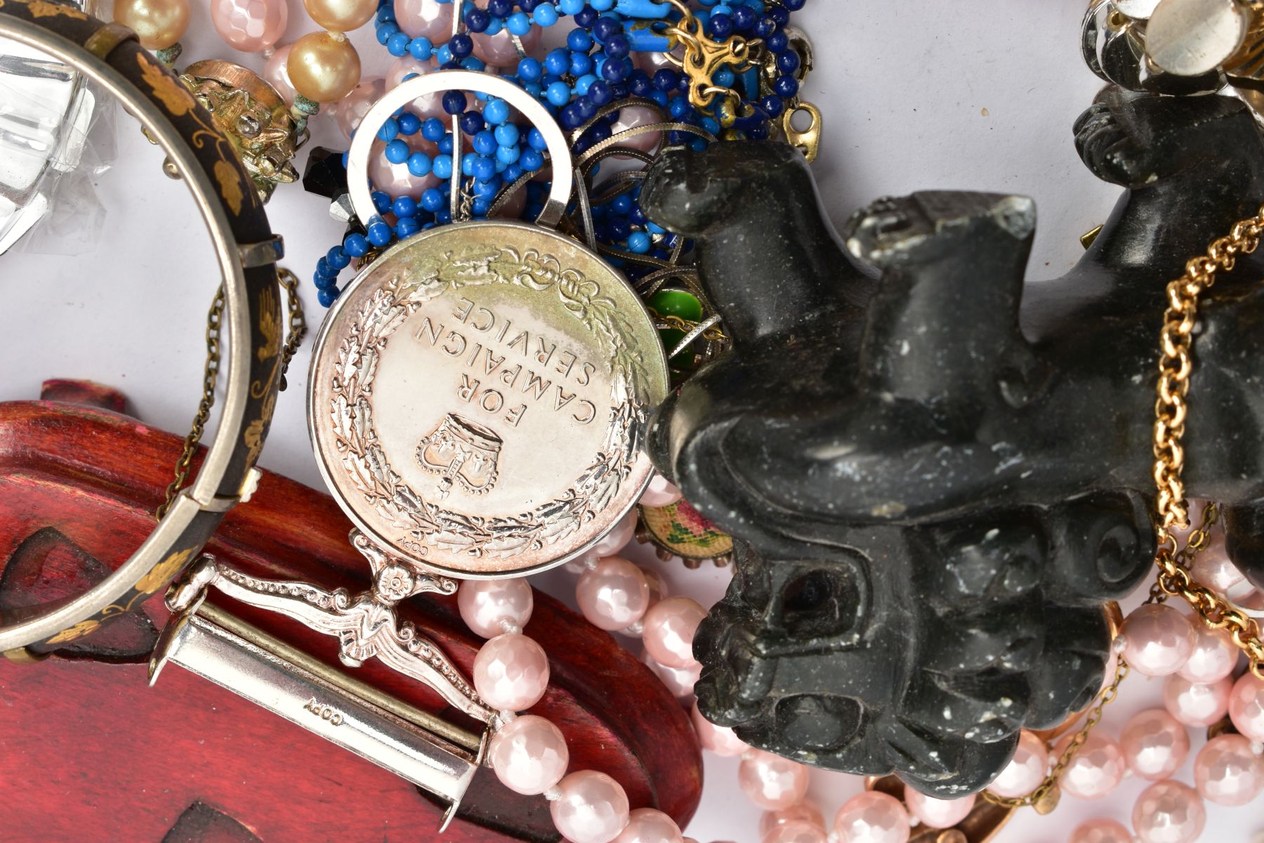 A BAG OF ASSORTED COSTUME JEWELLERY, to include white metal damascene hinged bangle unmarked, a - Image 6 of 6