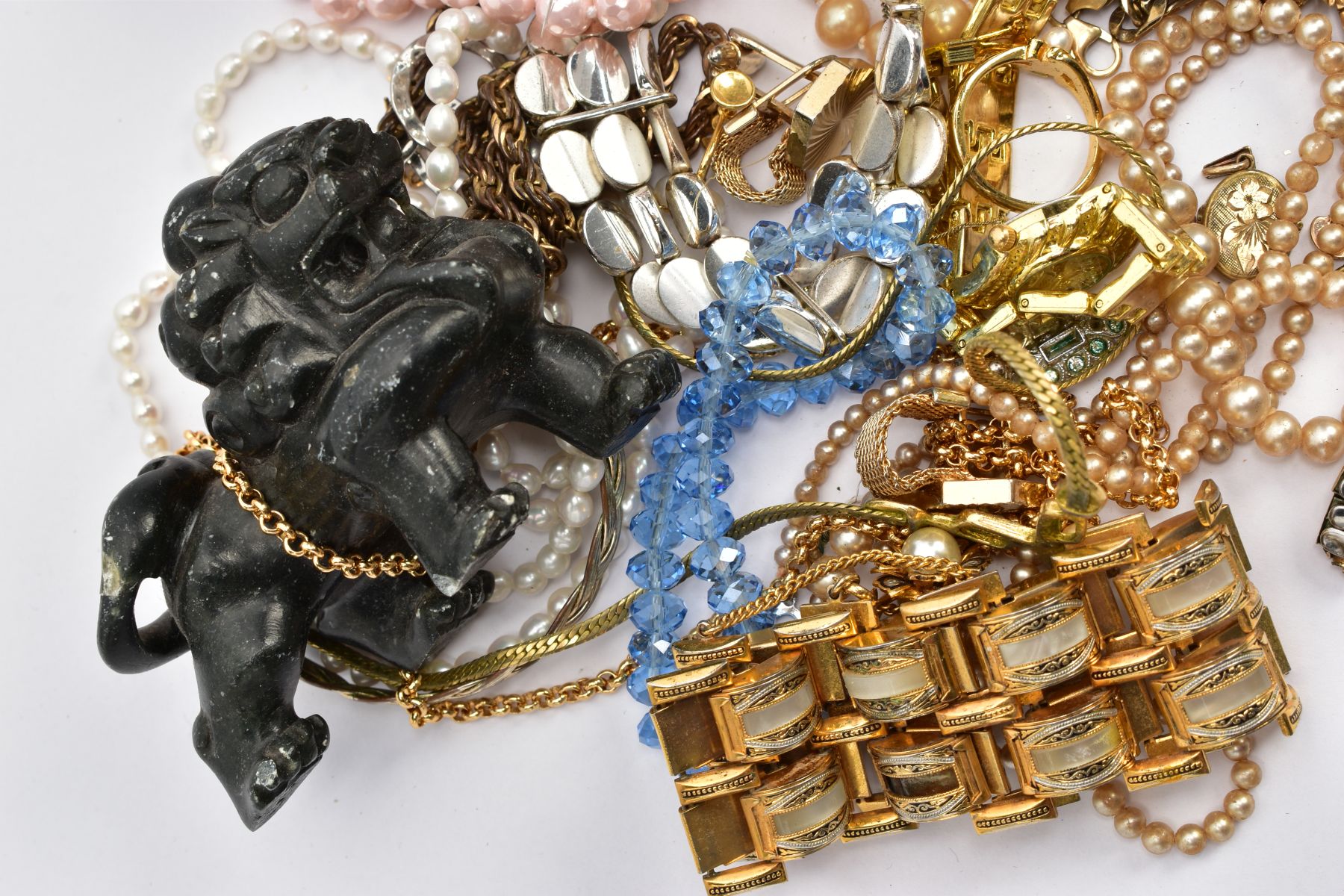 A BAG OF ASSORTED COSTUME JEWELLERY, to include white metal damascene hinged bangle unmarked, a - Image 4 of 6