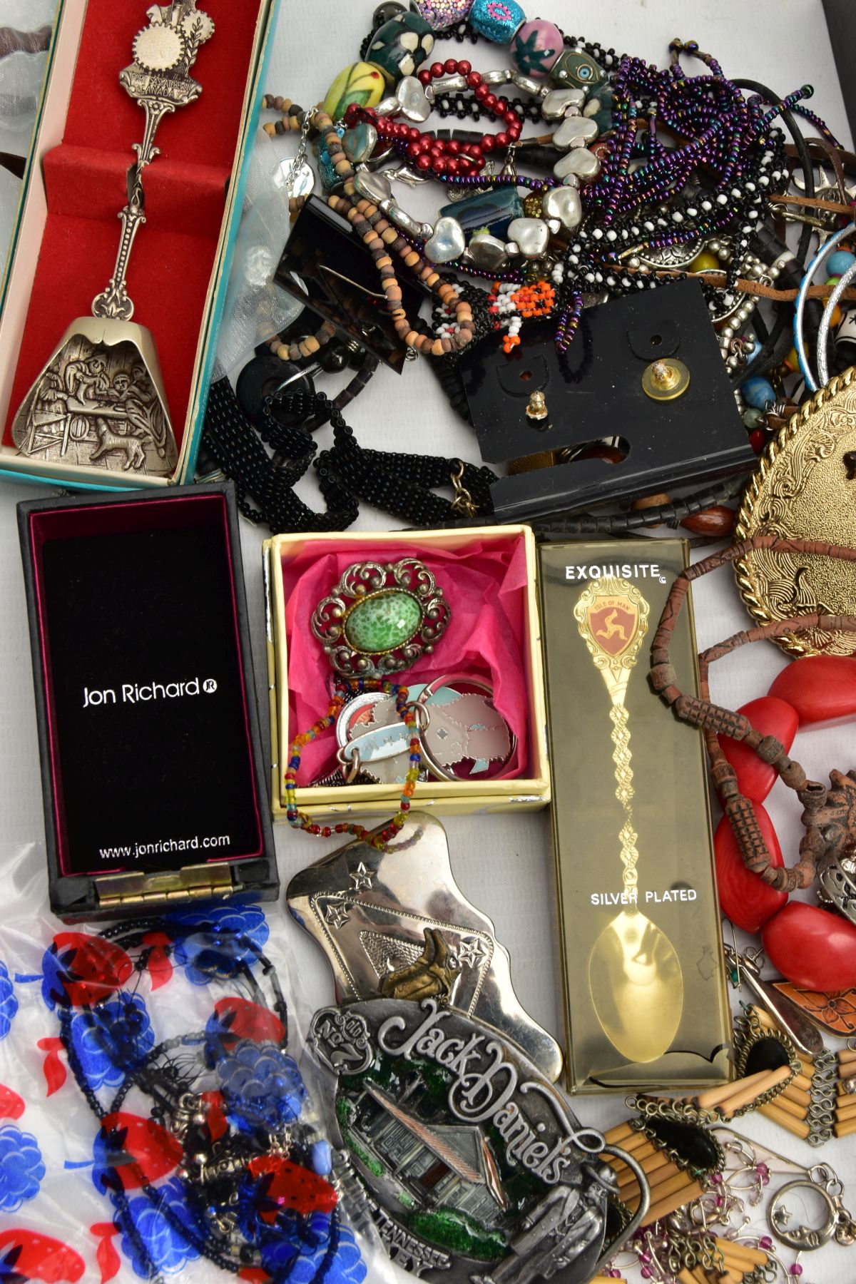 AN ASSORTMENT OF COSTUME JEWELLERY, to include a selection of white metal jewellery items, some - Image 4 of 4