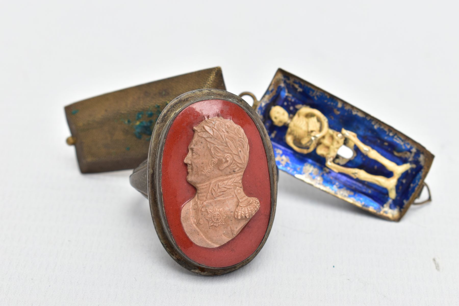 A WHITE METAL CAMEO RING AND A PENDANT, the ring of an oval form, stone cameo depicting a - Image 4 of 4