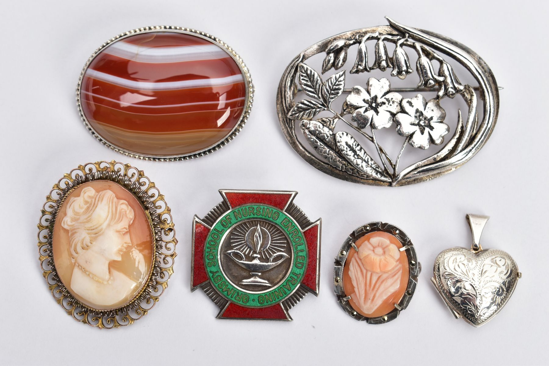 FIVE BROOCHES AND A PENDANT, to include a silver banded agate oval brooch, fitted with a brooch pin,