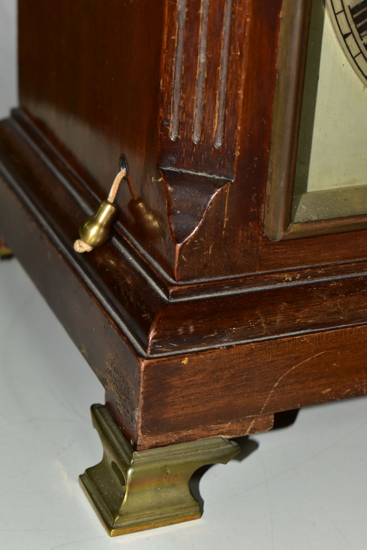 AN EARLY 20TH CENTURY MAHOGANY CASED DOME TOP CHIMING BRACKET CLOCK, hinged brass carrying handle to - Image 9 of 10