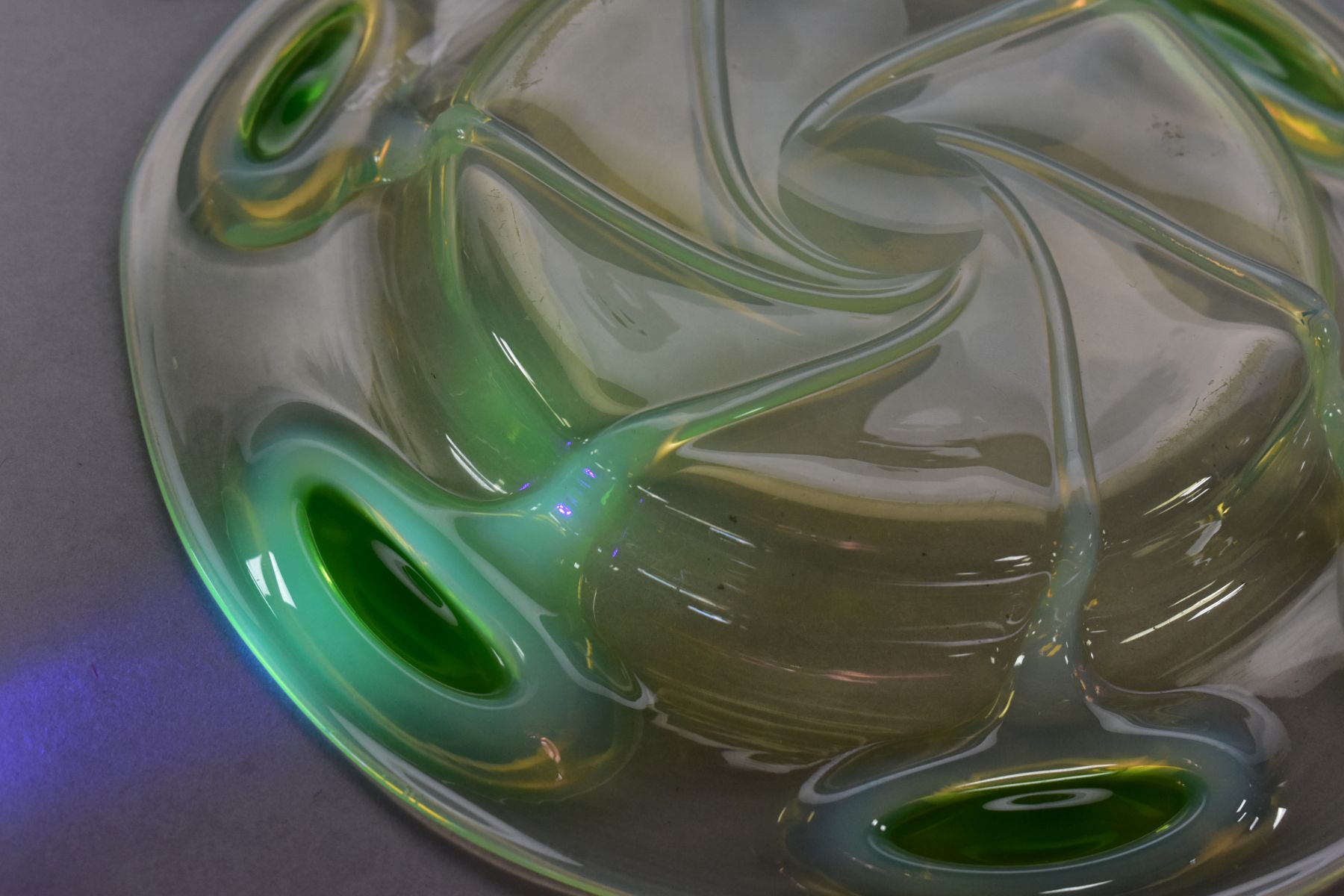 A STUART-STYLE GLASS BOWL, featuring a wide rim with raised uranium glass peacock feather pattern, - Image 6 of 6