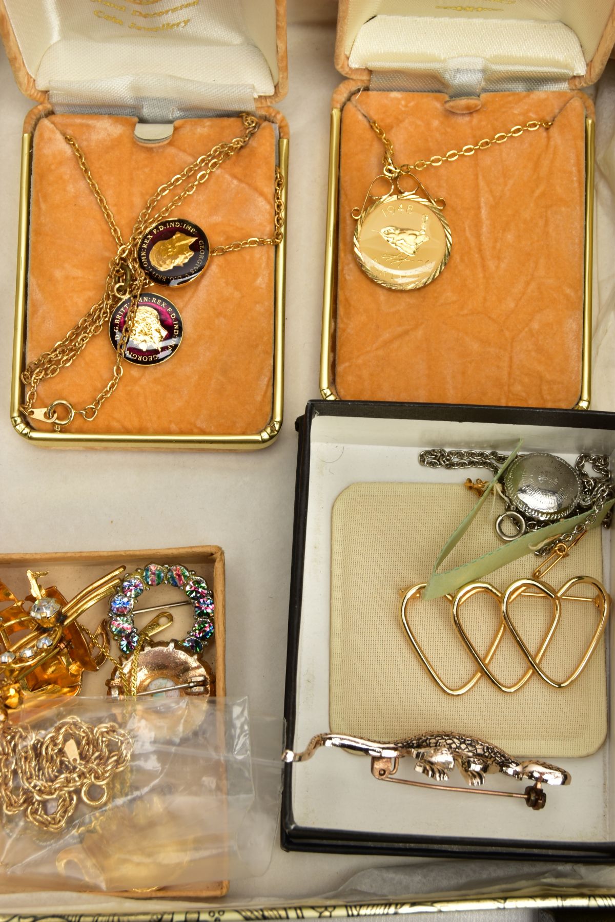 A BOX OF ASSORTED COSTUME JEWELLERY, to include two boxed Monet necklaces, a boxed Monet bracelet - Image 3 of 5