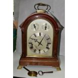 AN EARLY 20TH CENTURY MAHOGANY CASED DOME TOP CHIMING BRACKET CLOCK, hinged brass carrying handle to