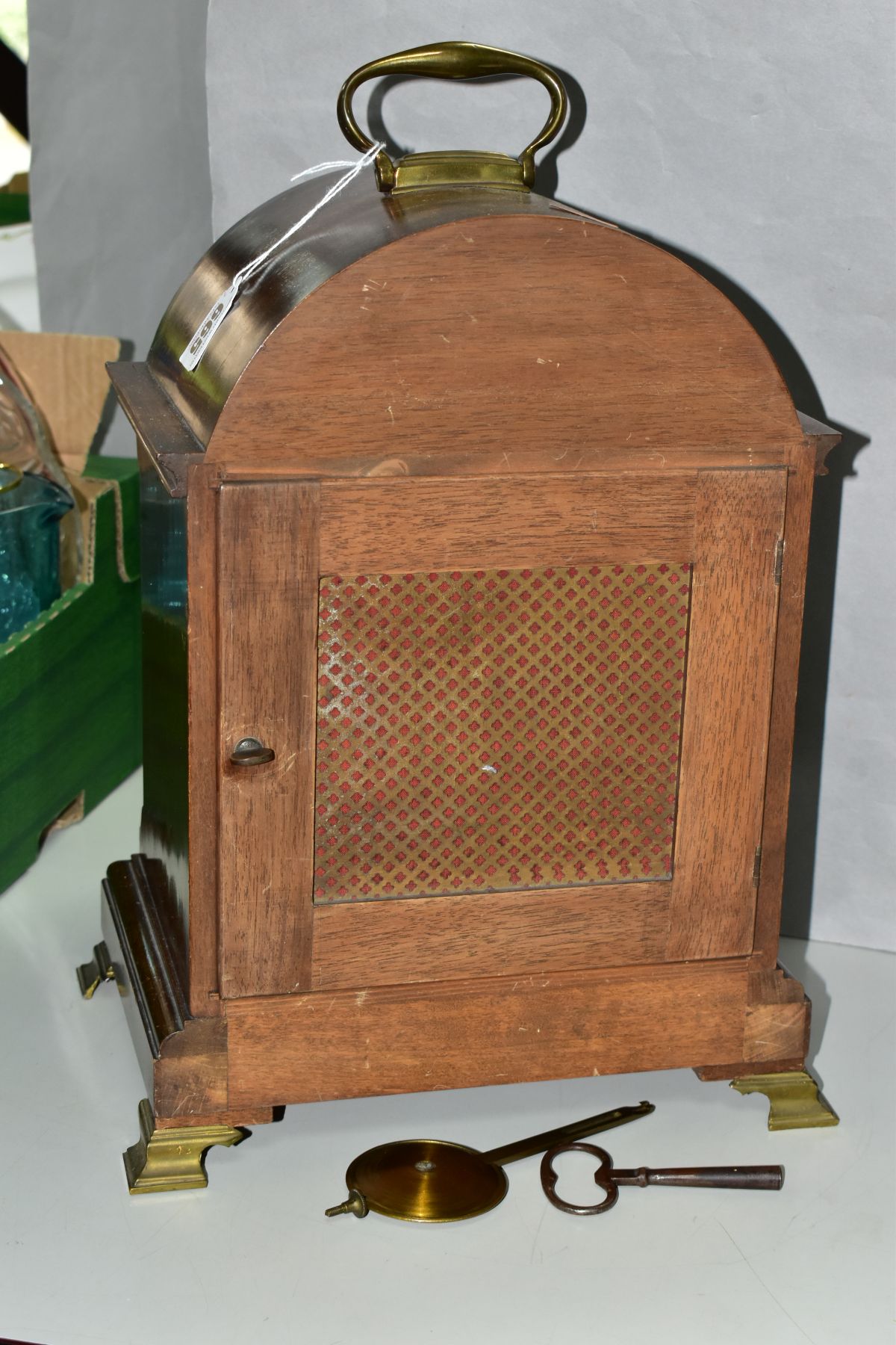 AN EARLY 20TH CENTURY MAHOGANY CASED DOME TOP CHIMING BRACKET CLOCK, hinged brass carrying handle to - Image 7 of 10