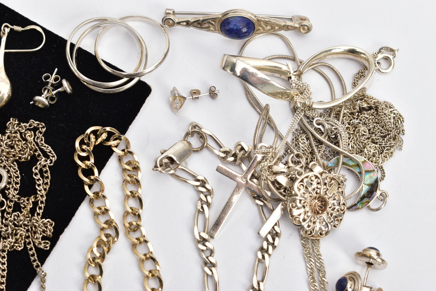 AN ASSORTMENT OF SILVER AND WHITE METAL JEWELLERY, to include a Celtic brooch set with lapis lazuli, - Image 5 of 5