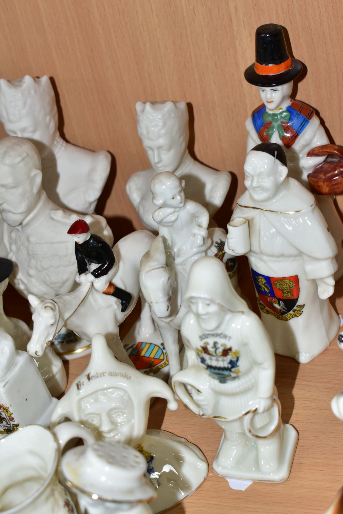 APPROXIMATELY TWENTY EIGHT CRESTED CHINA BUSTS AND FIGURES, ETC, including a Willow Art statue of - Image 4 of 9