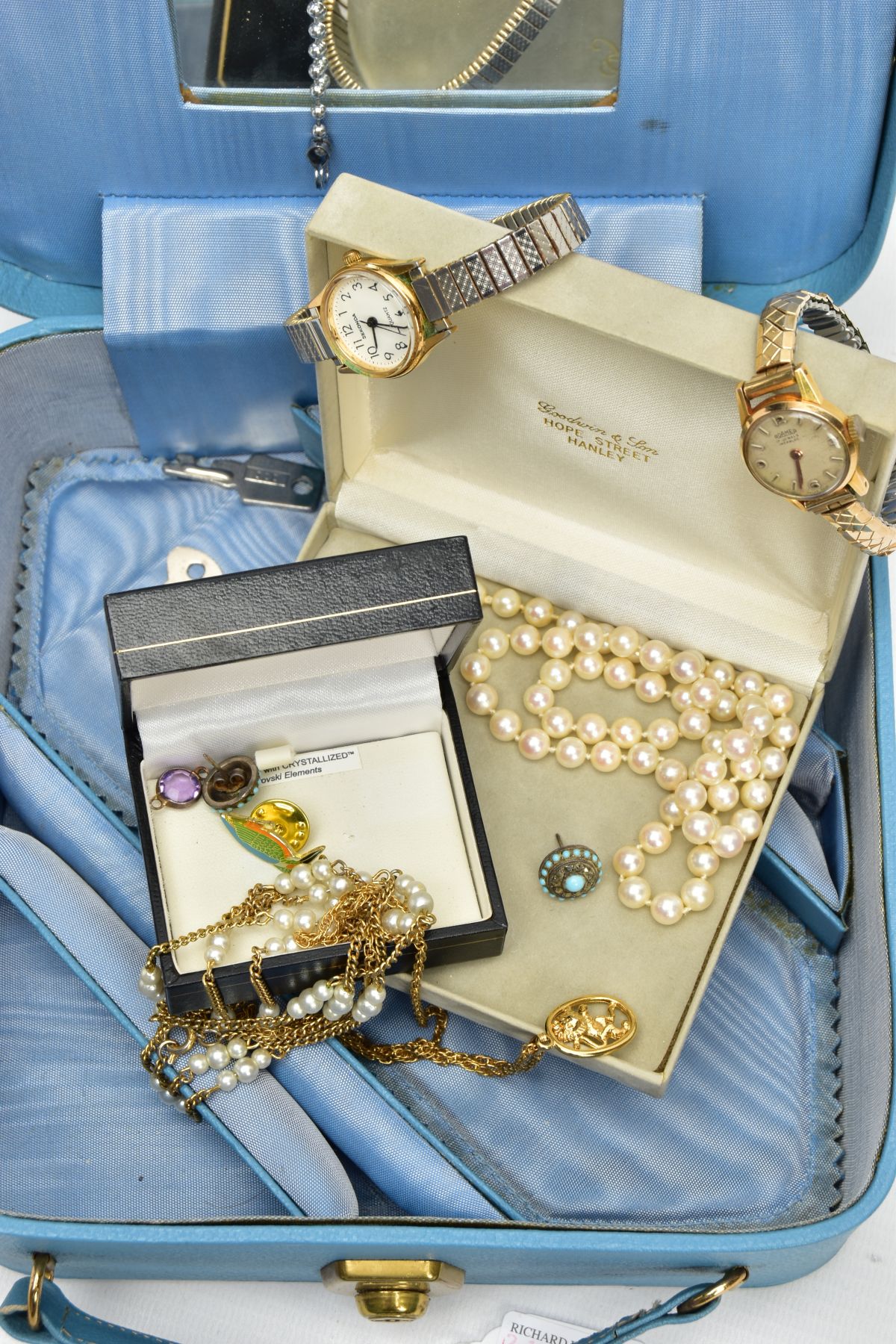 A CULTURED PEARL NECKLACE AND JEWELLERY BOX, a single row of cultured pearls each measuring - Image 2 of 5