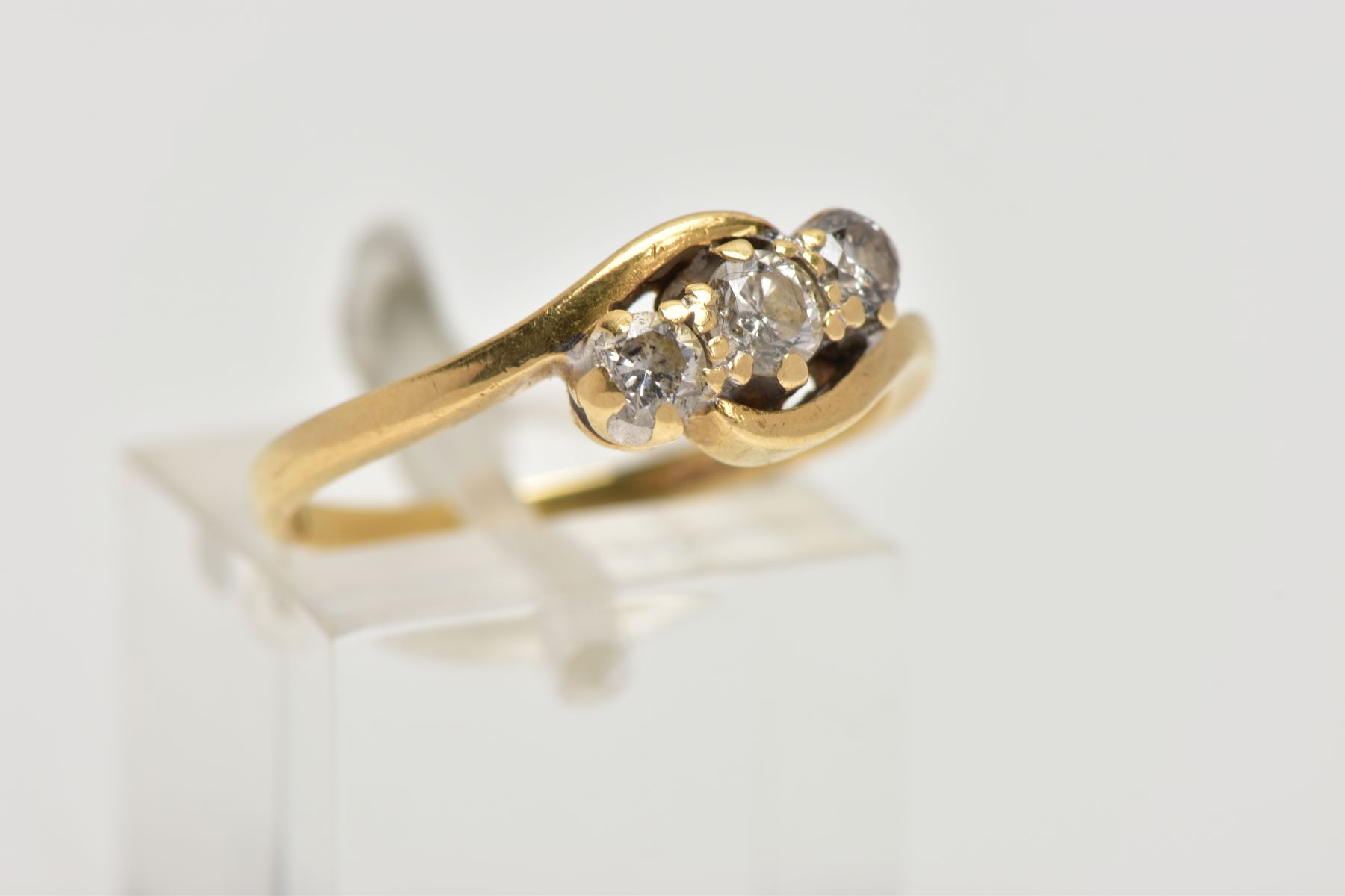 AN 18CT GOLD THREE STONE DIAMOND RING, cross over design set with three round brilliant cut - Image 4 of 4