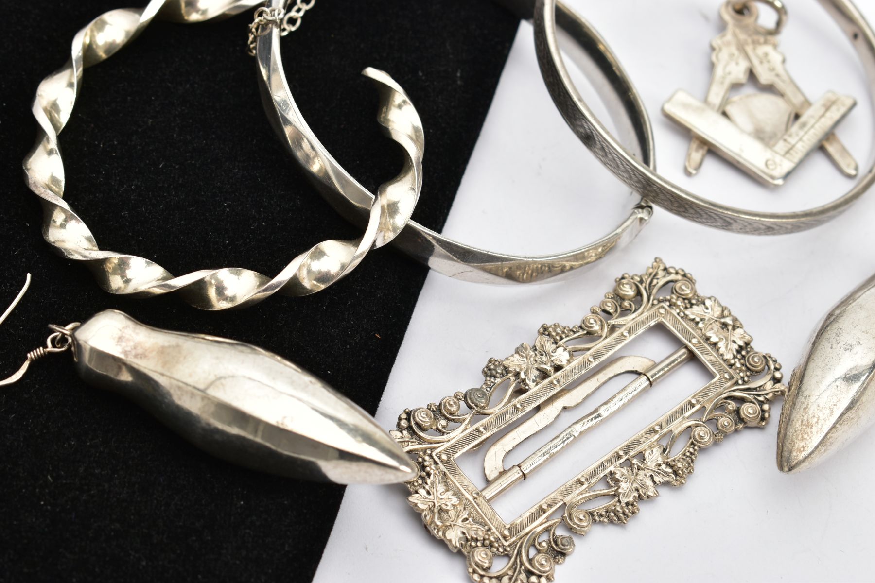 AN ASSORTMENT OF SILVER AND WHITE METAL JEWELLERY, to include a faceted silver hinged bangle, - Image 2 of 3