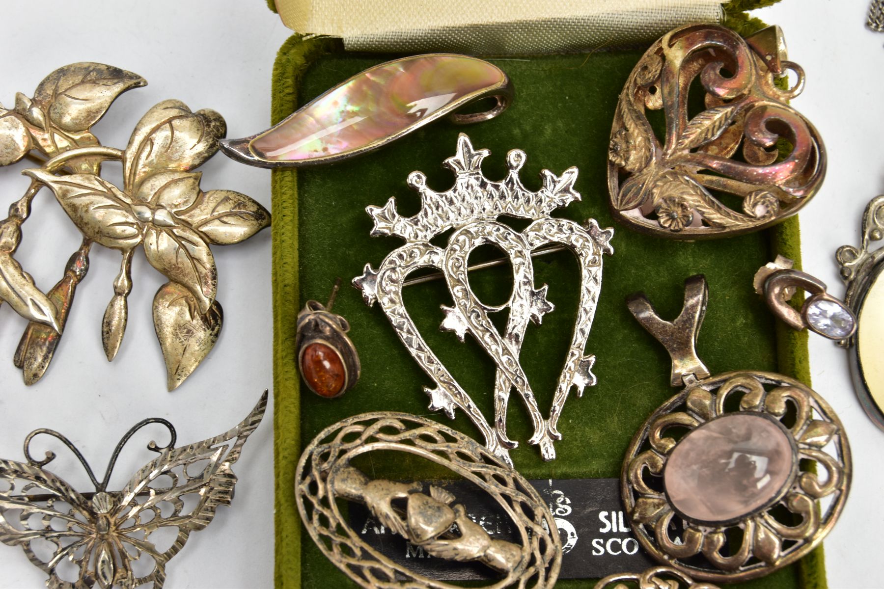 AN ASSORTMENT OF SILVER AND WHITE METAL JEWELLERY, to include a floral brooch hallmarked sterling - Image 5 of 5