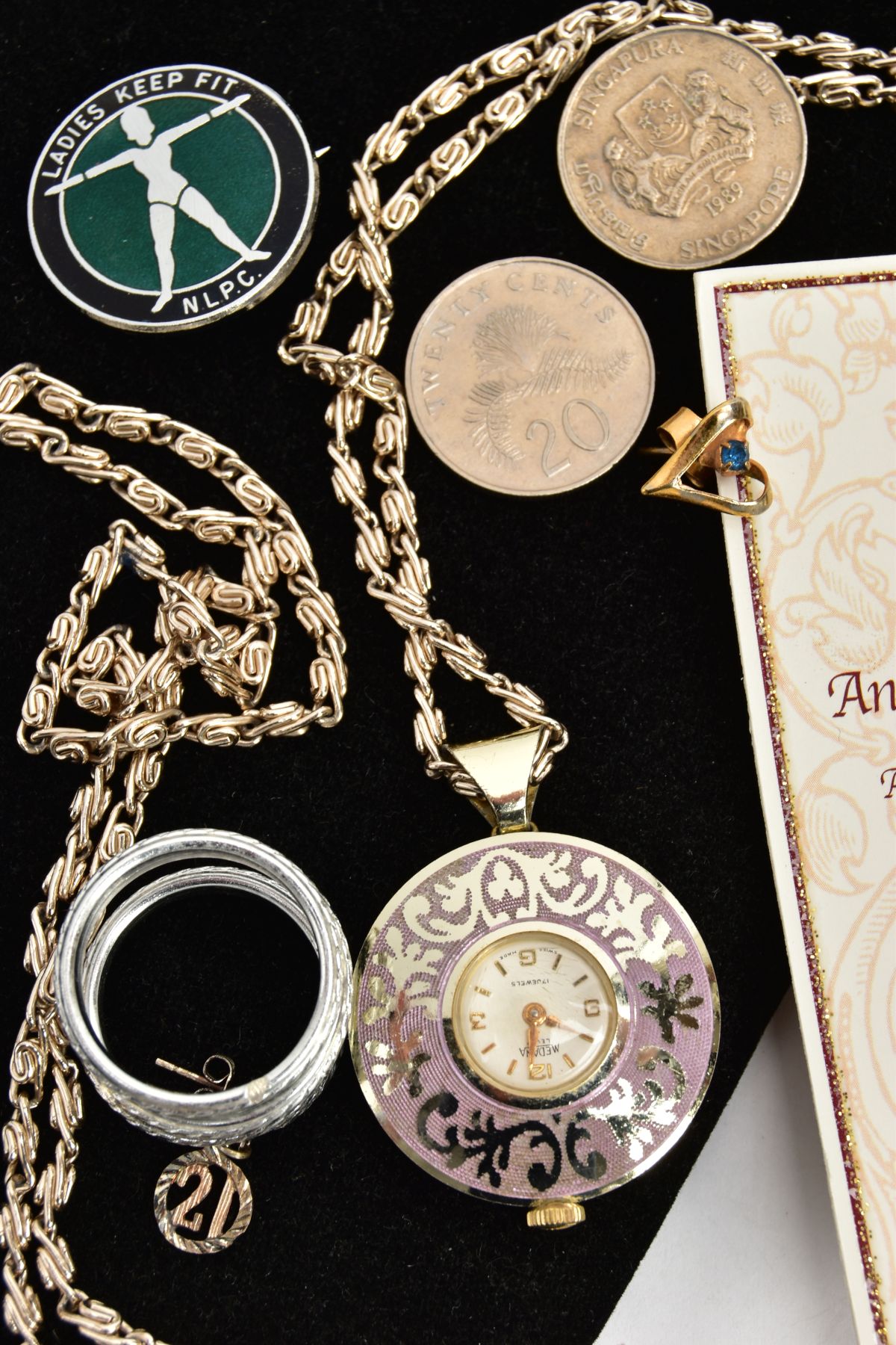 AN ASSORTMENT OF JEWELLERY ITEMS, to include a single white metal 21 earring, scroll back stamped - Image 2 of 3