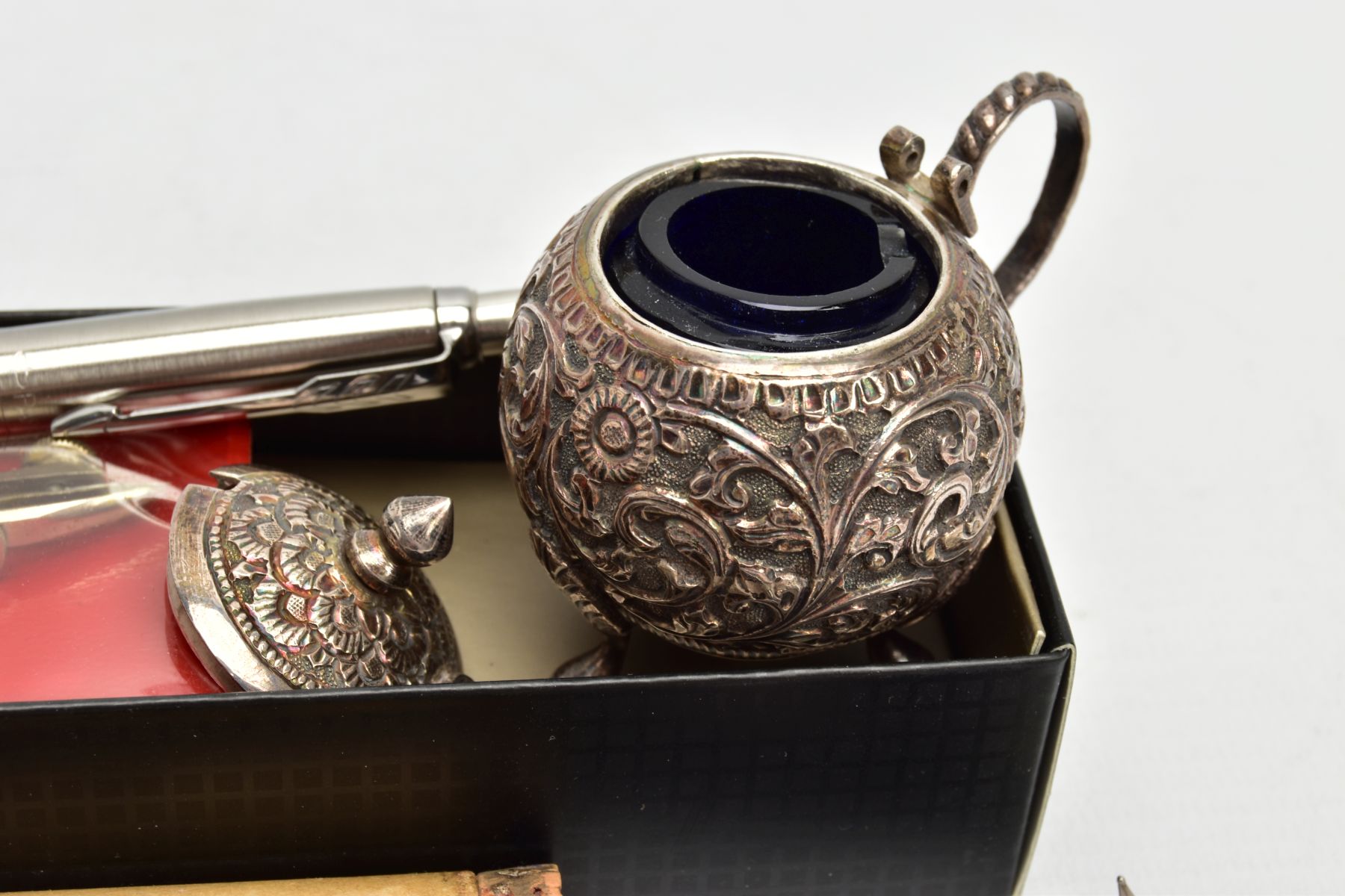 A CONTINENTAL SILVER SALT AND OTHER ITEMS, with an embossed floral and foilage design, together with - Image 4 of 4