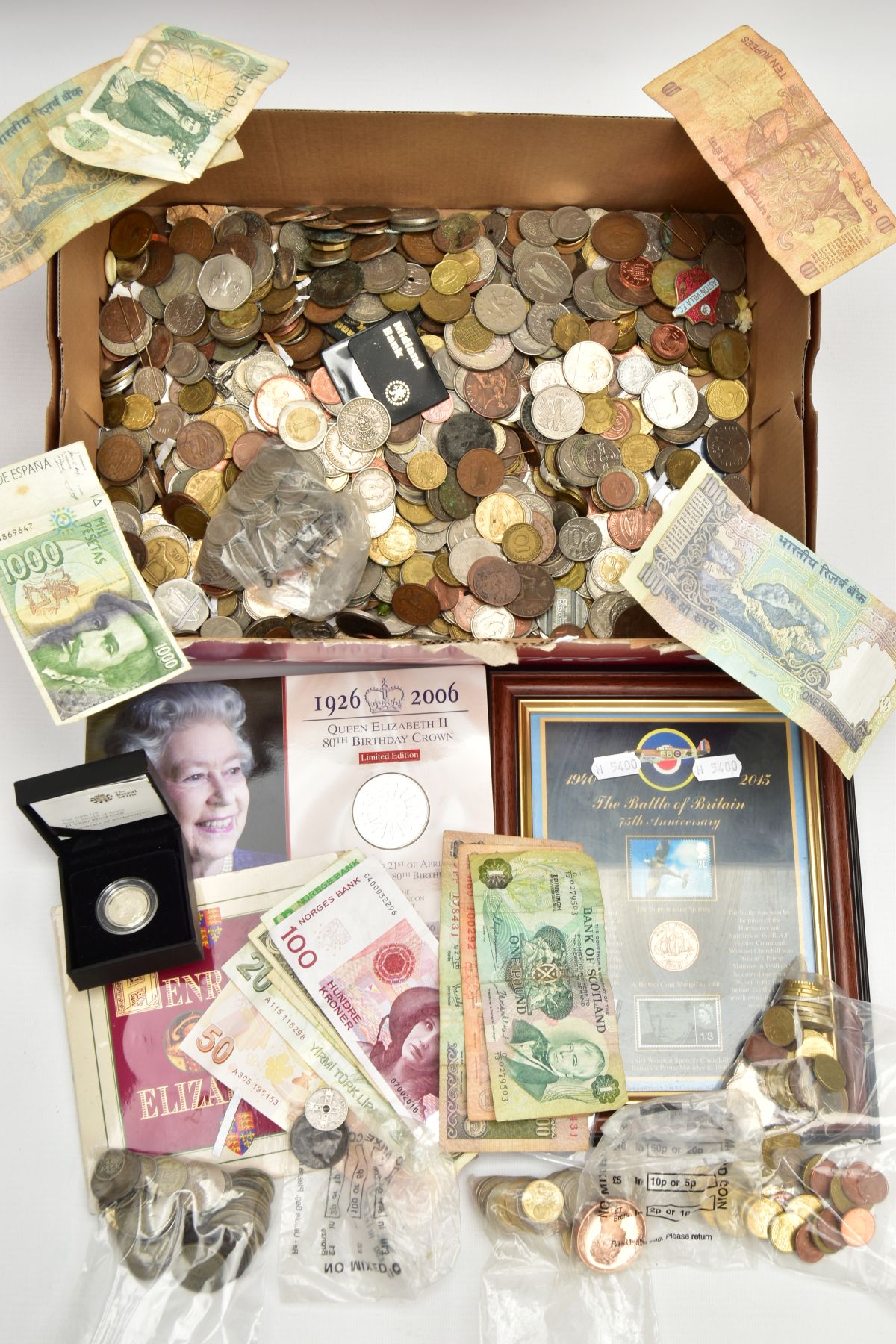 A BOX OF WORLD COINAGE, to include a royal mint boxed 2008 silver proof £1 coin, a bag of over 30-