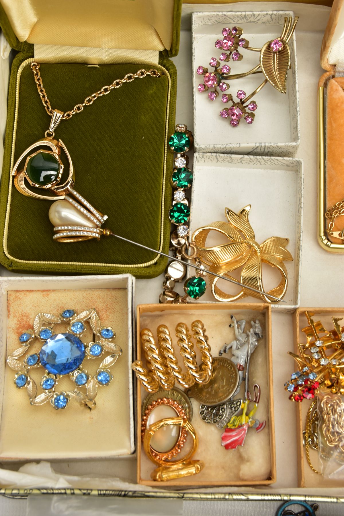 A BOX OF ASSORTED COSTUME JEWELLERY, to include two boxed Monet necklaces, a boxed Monet bracelet - Image 4 of 5