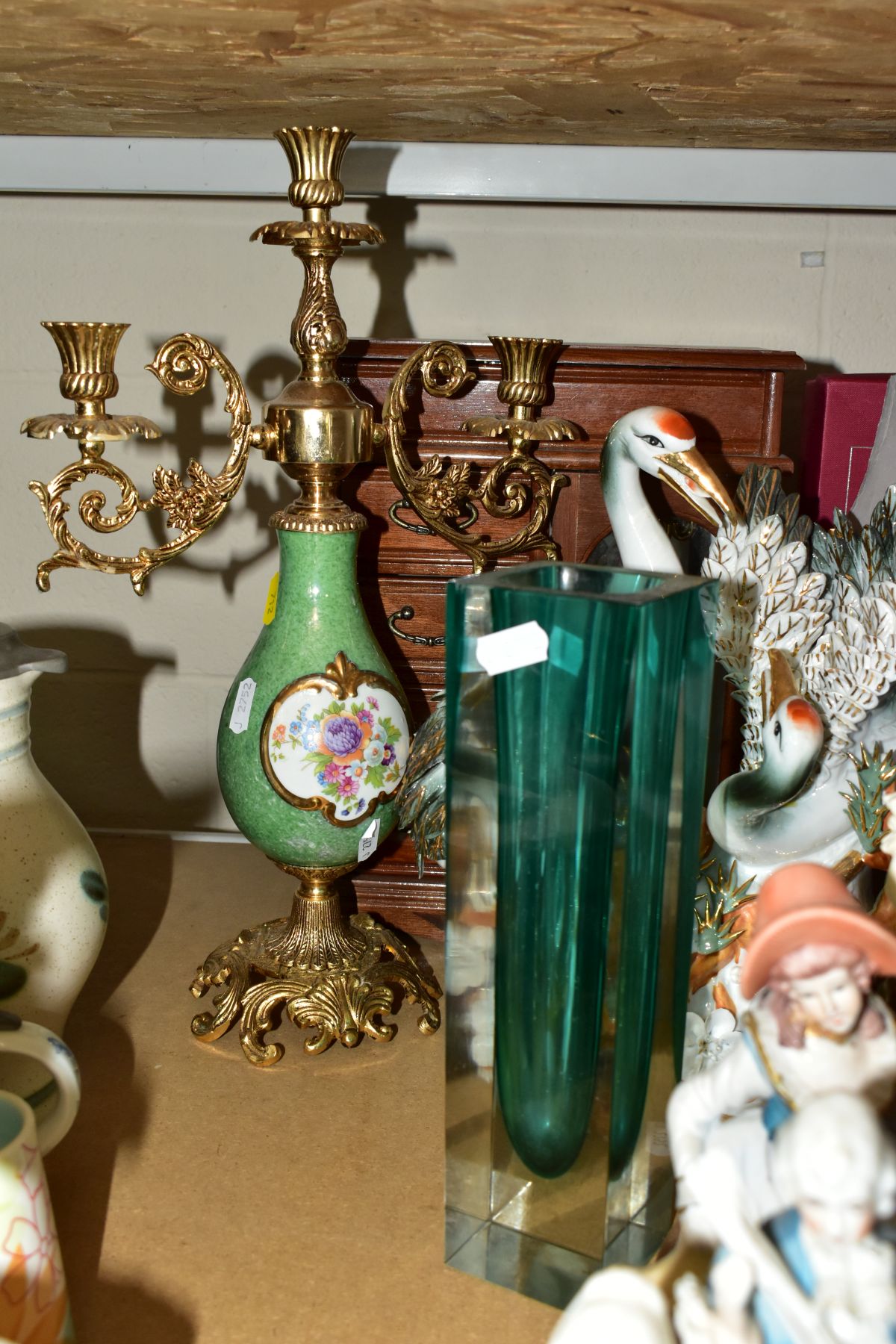 A GROUP OF CERAMICS, GLASSWARES AND SUNDRY ITEMS, sixteen pieces to include an emerald green - Image 7 of 8