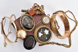 AN ASSORTMENT OF EARLY 20TH CENTURY YELLOW METAL JEWELLERY, to include a yellow metal floral