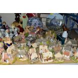 A QUANTITY OF LILLIPUT LANE COTTAGES, CERAMICS AND OTHER COLLECTABLES, to include twenty eight