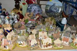A QUANTITY OF LILLIPUT LANE COTTAGES, CERAMICS AND OTHER COLLECTABLES, to include twenty eight
