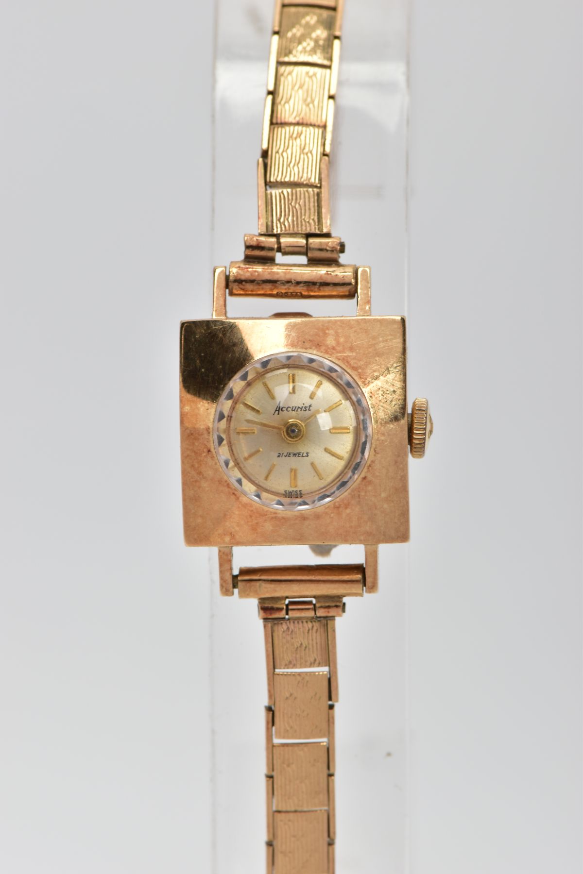 A LADYS 9CT GOLD 'ACCURIST' WRISTWATCH, hand wound movement, round gold dial signed 'Accurist, 21