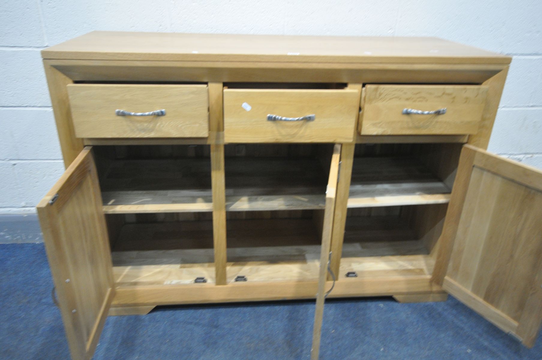 A PARTIALLY SOLID GOLDEN OAK SIDEBOARD, three short over three long drawers, width 131cm x depth - Bild 2 aus 3