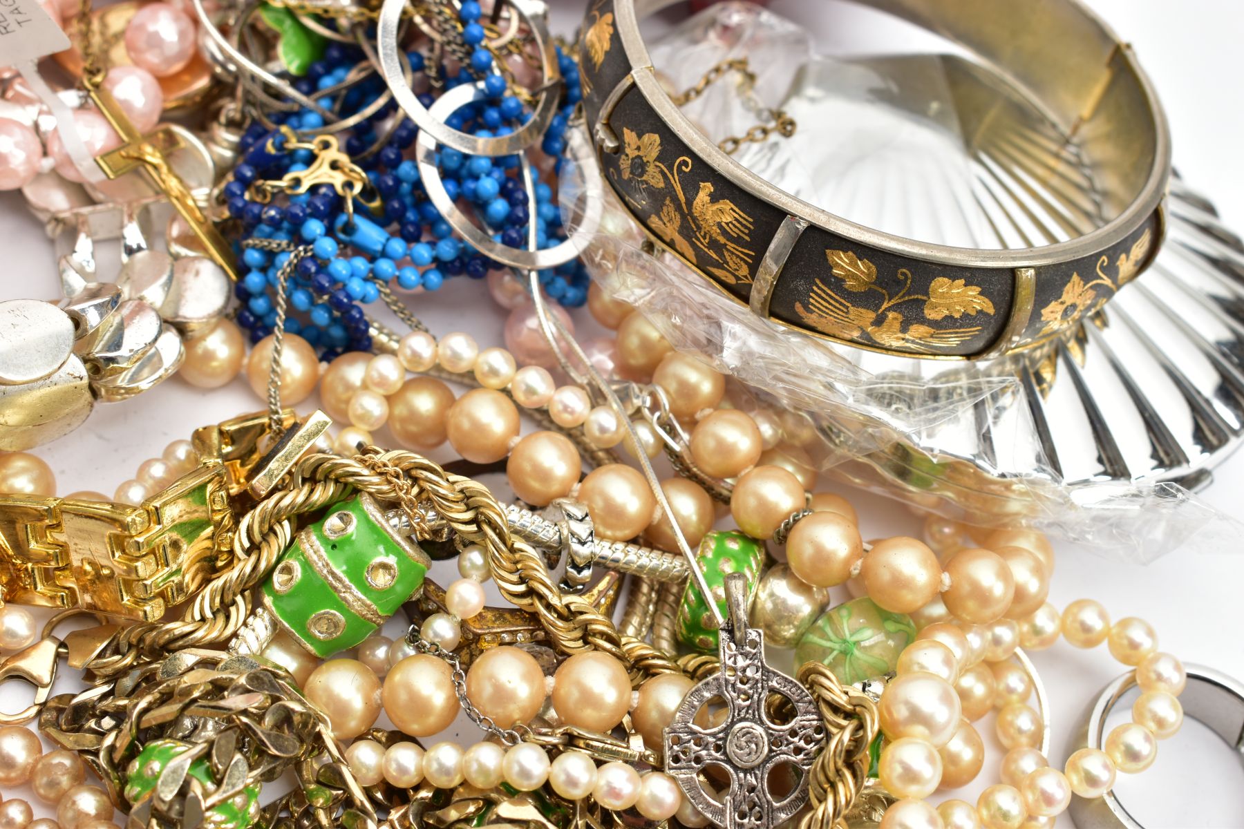 A BAG OF ASSORTED COSTUME JEWELLERY, to include white metal damascene hinged bangle unmarked, a - Image 3 of 6