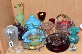 A COLLECTION OF DECORATIVE GLASS, to include a Wallace and Sanders vase with pulled swag design,