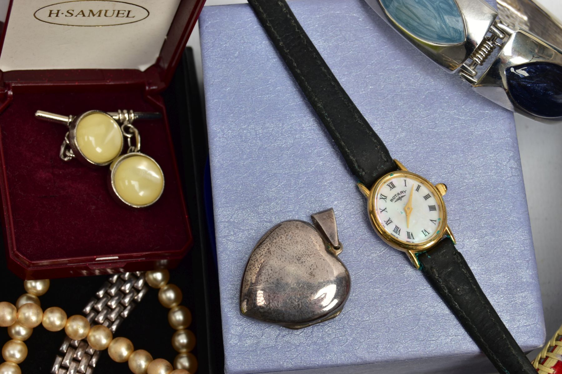 AN ASSORTMENT OF COSTUME JEWELLERY AND WATCHES, to include a string of graduated Lotus imitation - Image 5 of 6