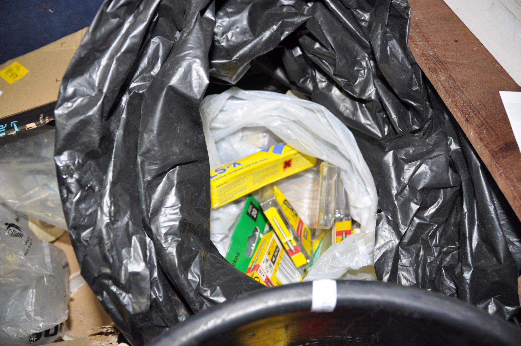 A TRAY, THREE BAGS AND A BUCKET CONTAINING PLUMBING PARTS including Osma Gold push fit fittings, - Image 7 of 8