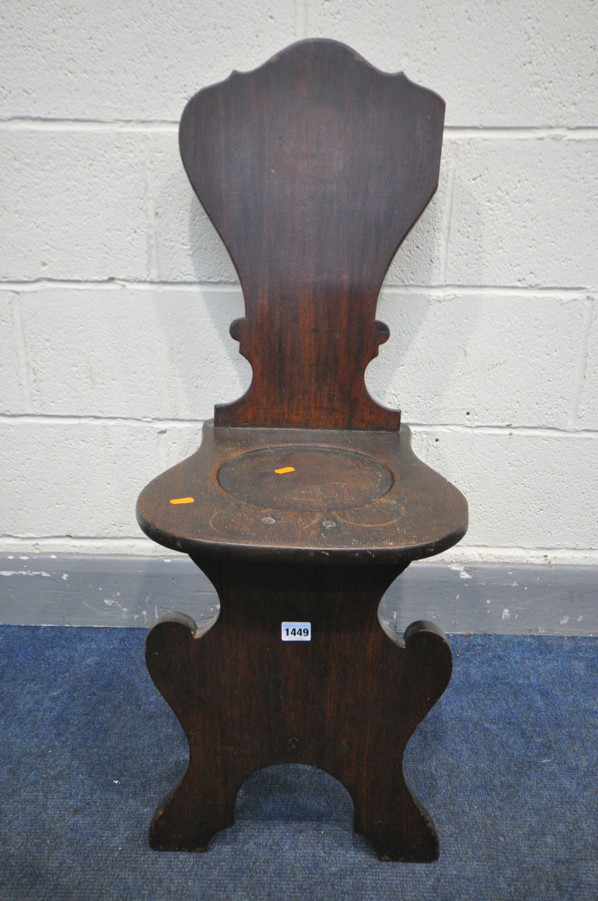 A GEORGE II AND LATER OAK HALL CHAIR, the stylised shield shaped back above shaped seat, recessed - Bild 2 aus 3