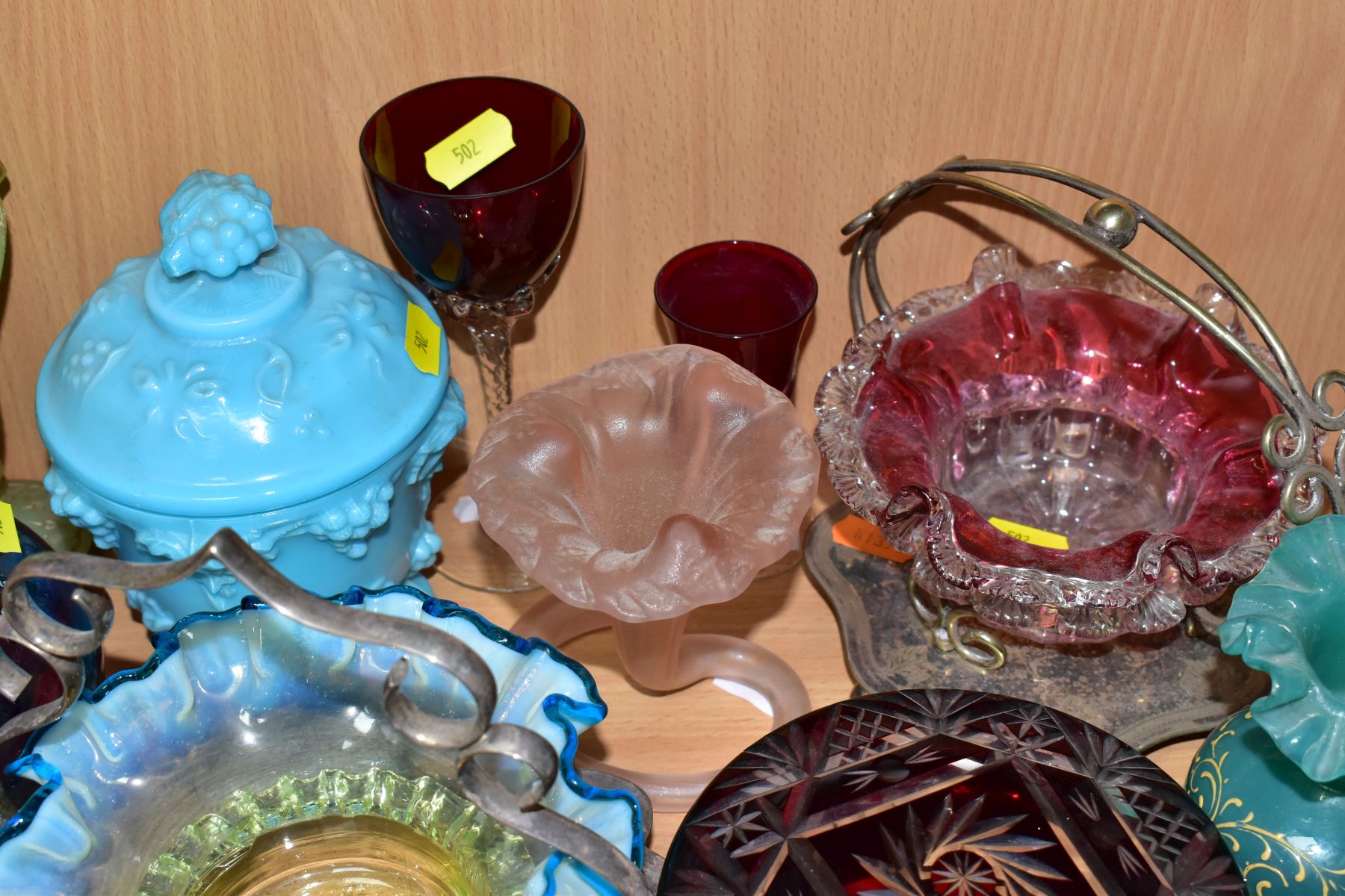 A COLLECTION OF DECORATIVE GLASS, to include a Wallace and Sanders vase with pulled swag design, - Image 6 of 11