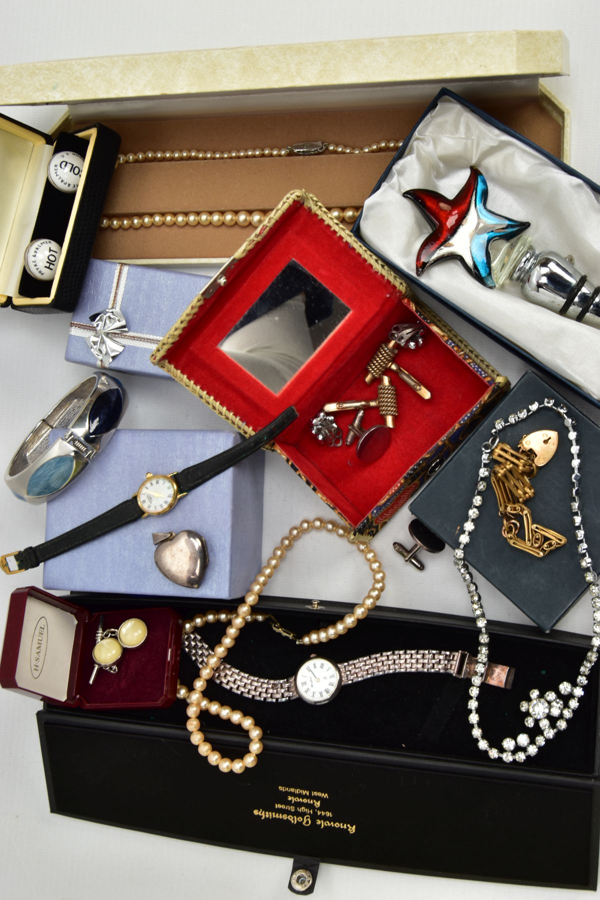 AN ASSORTMENT OF COSTUME JEWELLERY AND WATCHES, to include a string of graduated Lotus imitation