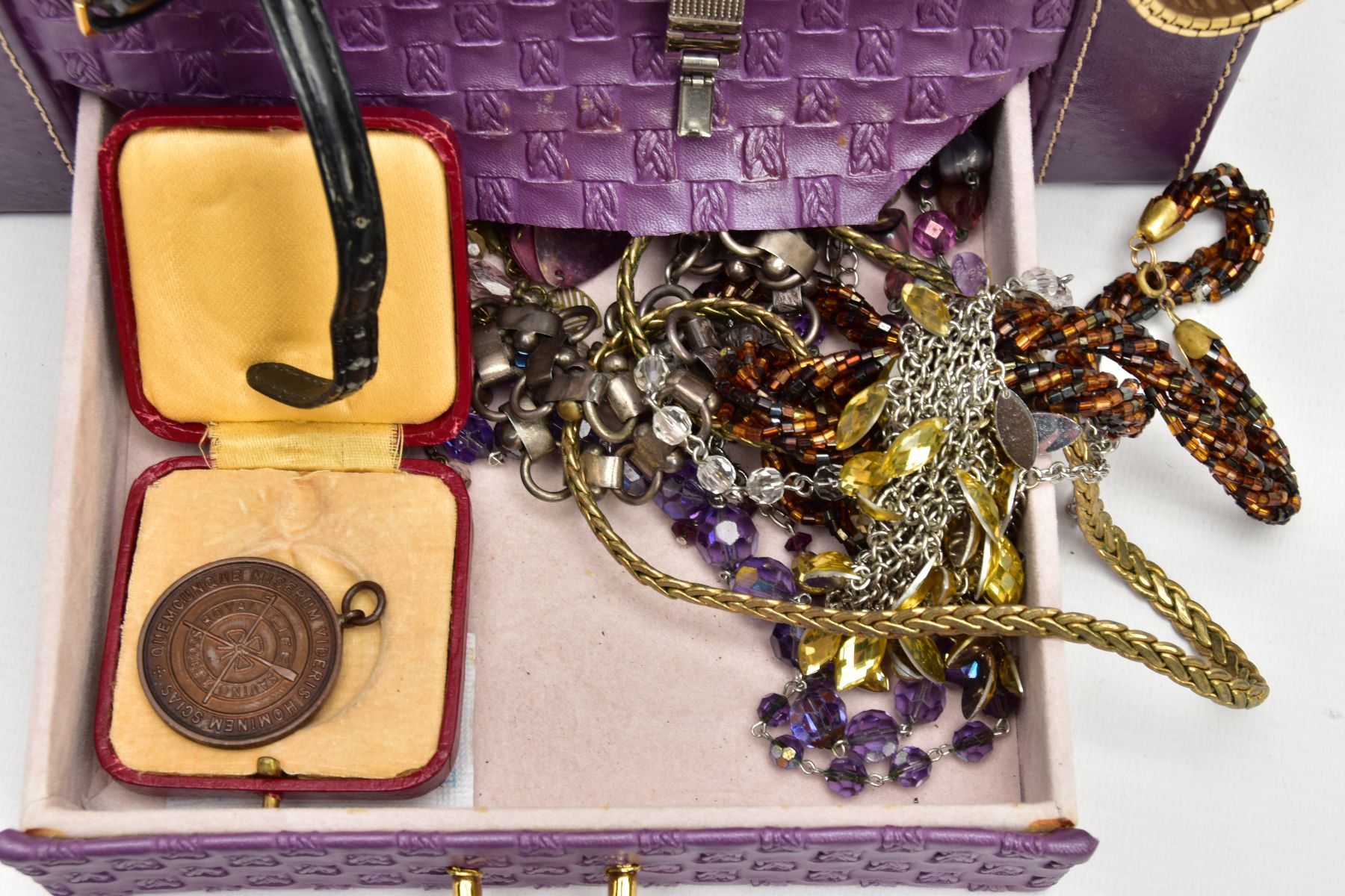 A JEWELLERY BOX AND ASSORTED COSTUME JEWELLERY ITEMS, a purple travel jewellery case together with a - Image 3 of 6