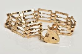 A 9CT GOLD GATE BRACELET, four bar polished yellow gold gate bracelet, fitted with a heart padlock