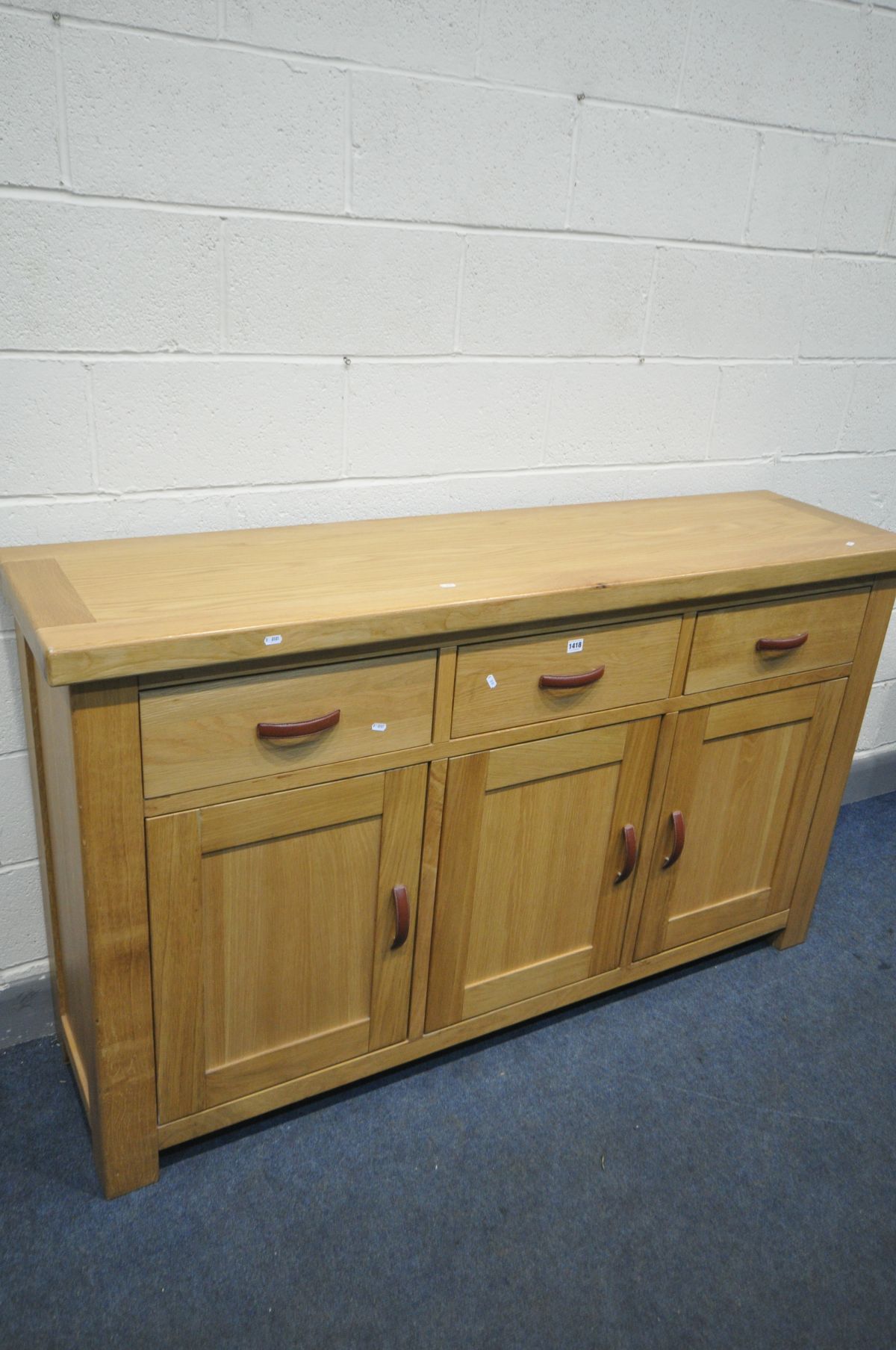 A 'GLOBAL HOME' LIGHT OAK SIDEBOARD, with three drawers, width 170cm x depth 45cm x height 100cm - Bild 2 aus 2