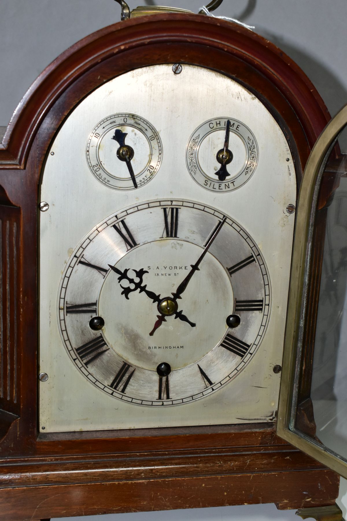 AN EARLY 20TH CENTURY MAHOGANY CASED DOME TOP CHIMING BRACKET CLOCK, hinged brass carrying handle to - Image 2 of 10