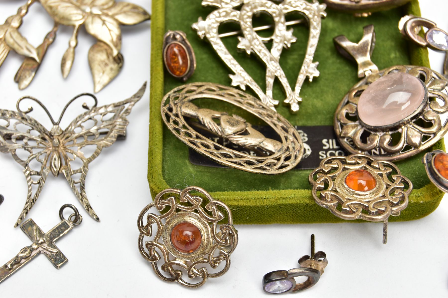 AN ASSORTMENT OF SILVER AND WHITE METAL JEWELLERY, to include a floral brooch hallmarked sterling - Image 3 of 5