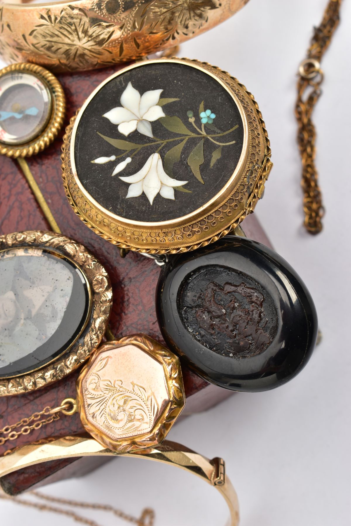 AN ASSORTMENT OF EARLY 20TH CENTURY YELLOW METAL JEWELLERY, to include a yellow metal floral - Image 2 of 3